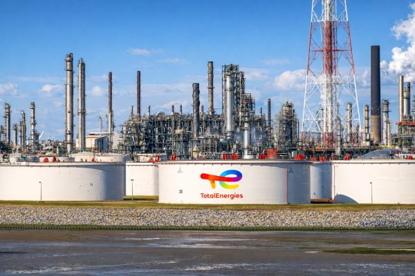 Réservoirs et raffinerie industrielle de TotalEner