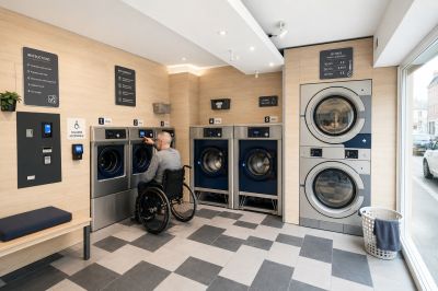 Laverie automatique et ERP : accessibilité PMR, sécurité incendie et normes du local