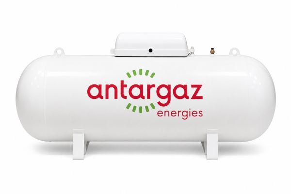 Réservoir de gaz Antargaz sur fond blanc