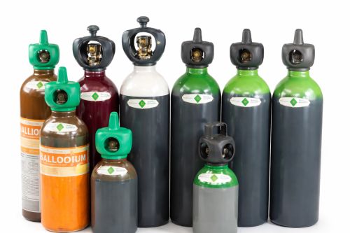 Cylindres de gaz colorés en rangée