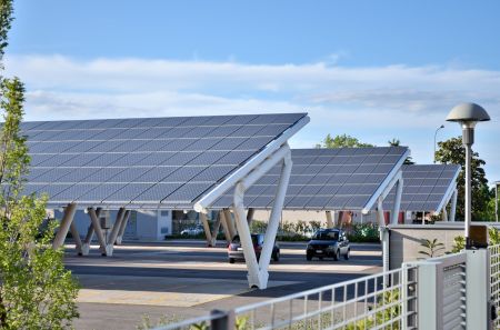 installation d'ombrière de parking solaire