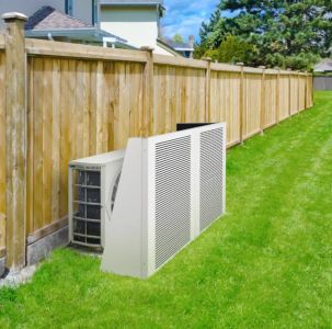 Mur anti-bruit pour pompe à chaleur : écran, caisson ou mur, que choisir ?