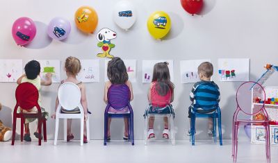 Enfants de 110 cm sur des chaises de 26 cm Enfants de 110 cm sur des chaises de 26 cm