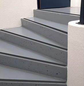 Bande antidérapante d’escalier : quelles sont les normes à respecter ?