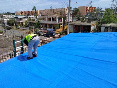 Bâche Toiture Bleu Installation Maison