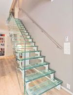 Escalier droit avec rampe en verre