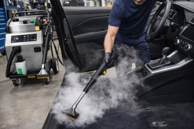 Nettoyeur vapeur professionnel en automobile