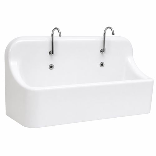 Évier minimaliste avec robinets chromés