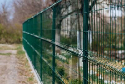 Comment poser une clôture rigide ?