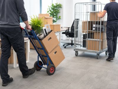 Déménagement et réaménagement d’entreprise : quels équipements louer pour déplacer bureaux, archives et mobilier sans immobiliser les équipes ?
