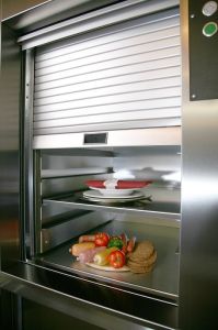 Quelles dimensions pour un monte-charge de restaurant ?