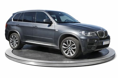 BMW X5 sur plat tournant élégant