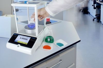 Balance de laboratoire sur surface plane