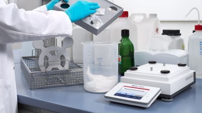 Nettoyage : balance de laboratoire