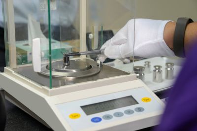 Utilisation : balance de précision de laboratoire