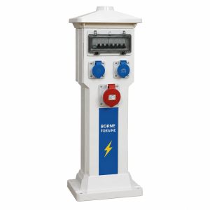 Comment poser et câbler une borne foraine fixe ?