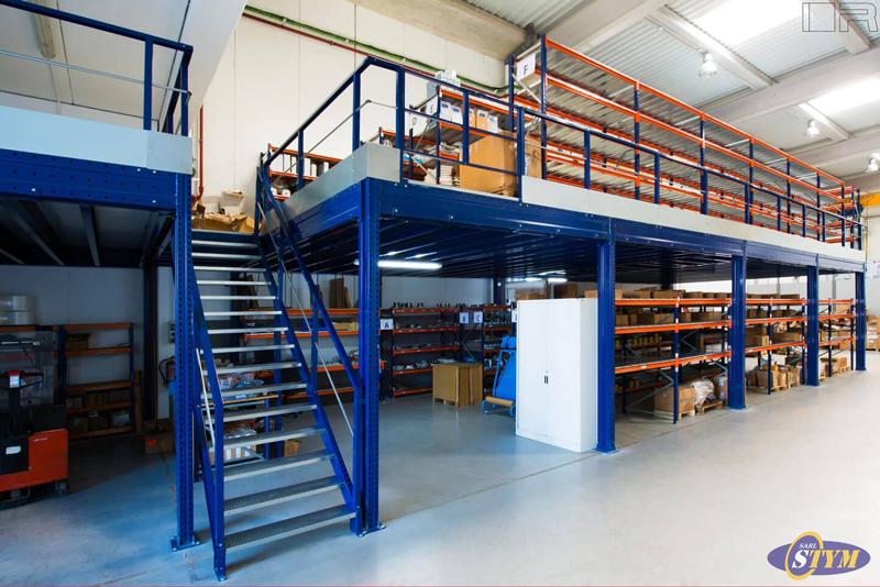 Mezzanine industrielle à poteaux robuste et esthétique pour différents usages: stockage et manutention de marchandises, étagères de chargement manuel, bureaux de travail, etc_0