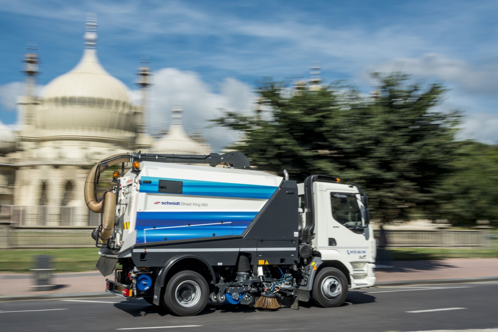 Balayeuse de voirie sur châssis SK - StreetKing 660 - grande capacité en eau et balais brevetés_0