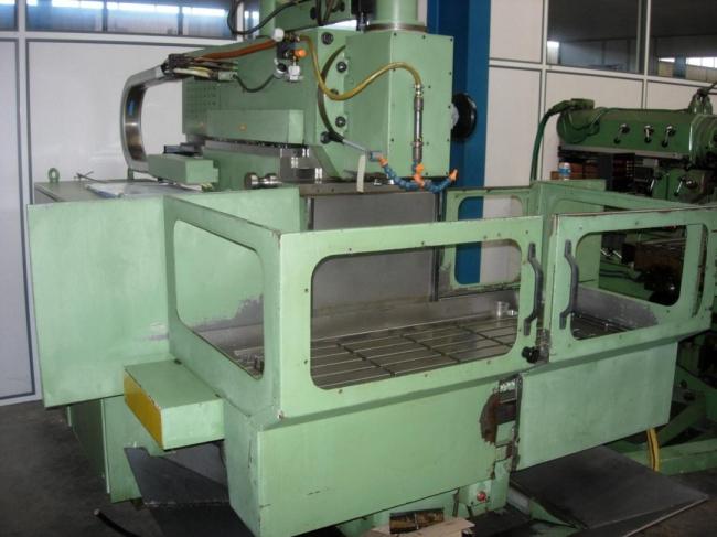 Fraiseuse à console TOS FGS 40/50 CNC (C1341) - Table 1250x400 mm, capacité 800 kg, cône ISO 50_0