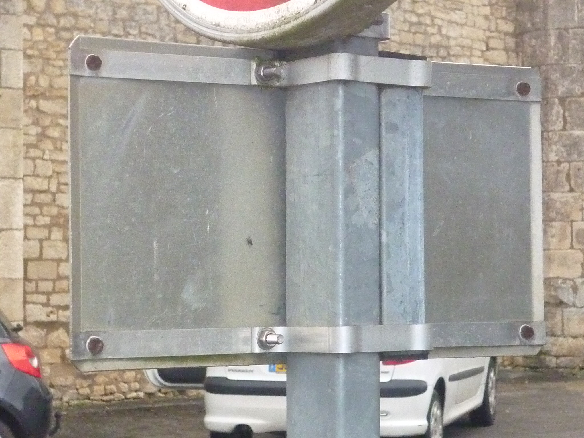 Bride inversée 40 x 80 mm  pour la fixation des plaques de rue sur la tranche des supports - sodimar_0