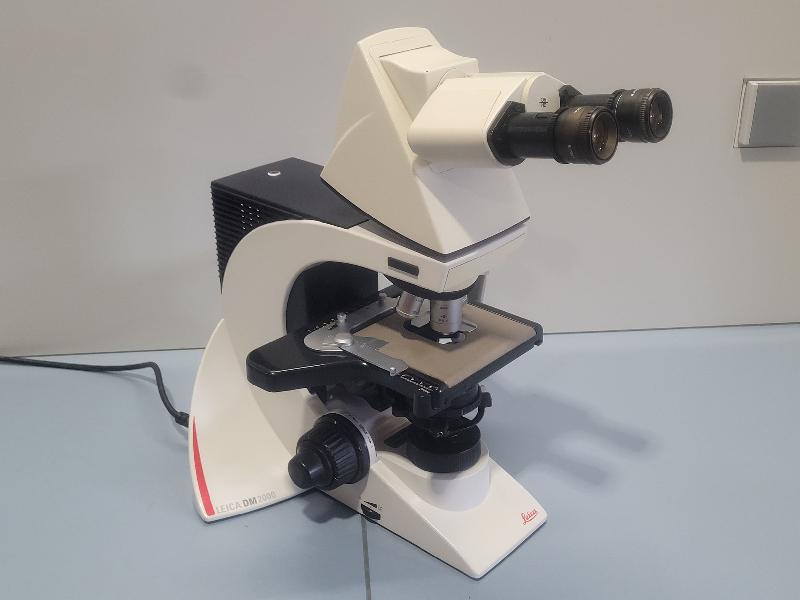 Microscope  LEICA DM 2000 (DM2000) - 3 objectifs_0
