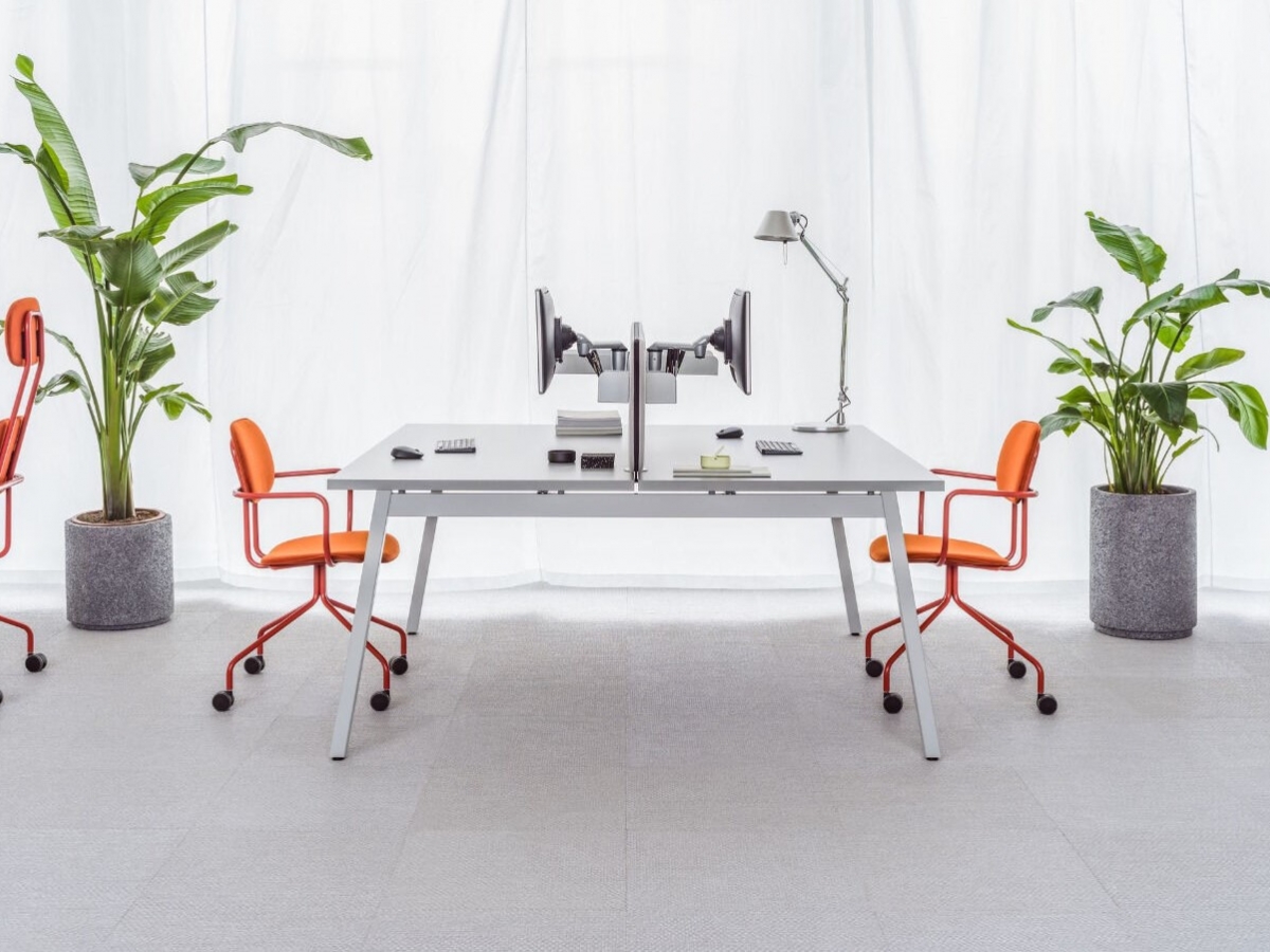 Bureau opératif bench OGI M - ergonomique, durable et modulable pour un espace de travail productif_0