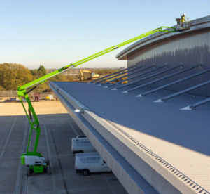 Nacelle articulée hybride, hauteur de travail 28 m utilisé pour la pose d'enseignes, élagage, pose de décorations de noël et autres - NIFTY HR28 - disponible en location_0