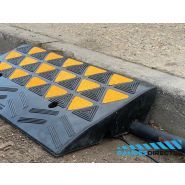 Sku trp2mconf - Rampe de trottoir en caoutchouc recyclé - capacité 15000kg - surface antidérapante et canaux pour câbles_1