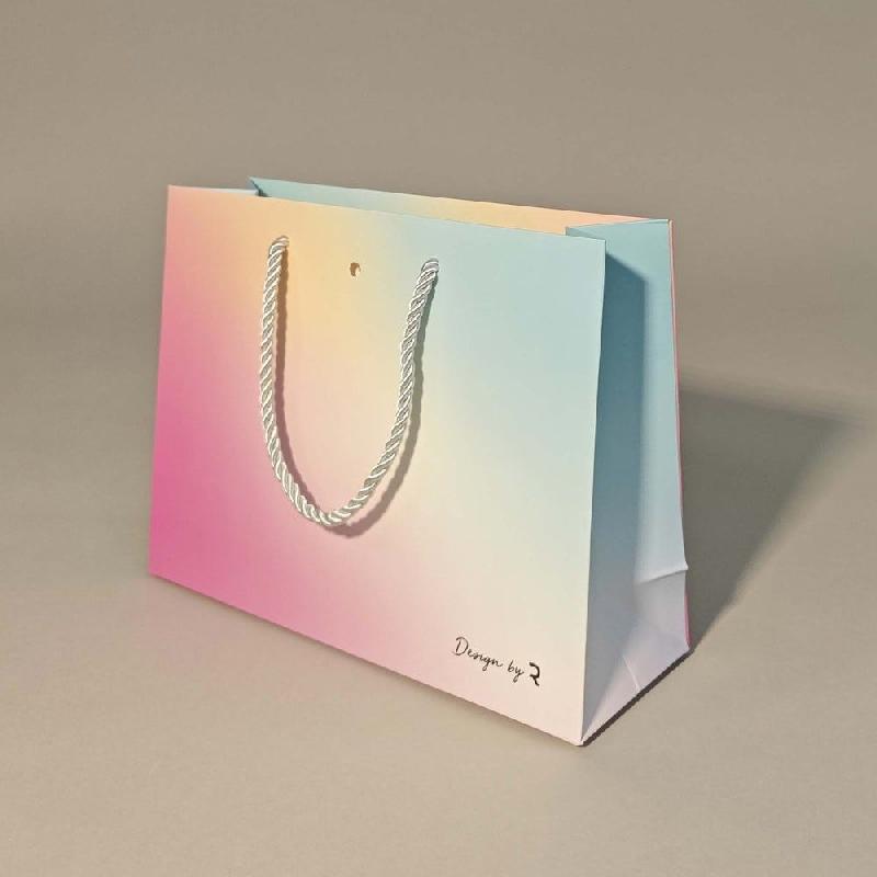Sac luxe Arc-en-ciel poignées cordelières blanc 24x8x18 cm - par 12_0
