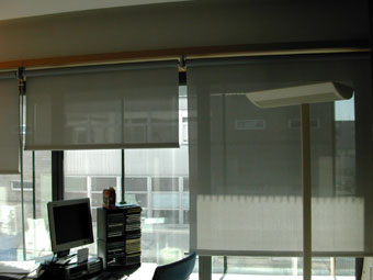 Store enrouleur AGEDA - Protection solaire avec coffre et occultation totale_0