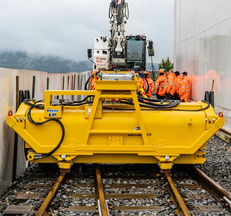 Brosse à ballast hydraulique BRV pour pelles rail-route - écartements de 1'435 mm et 1'000 mm_0