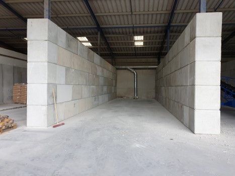 Bloc béton empilable avec levage intégré - Idéal pour aires de stockage, murs et sécurité_1