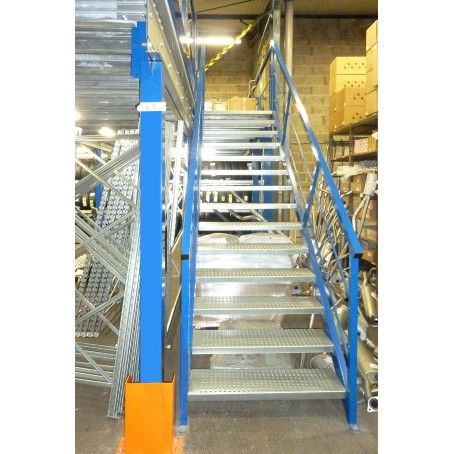 Escalier industriel - omnimetal - hauteur de marches environ 170mm_0
