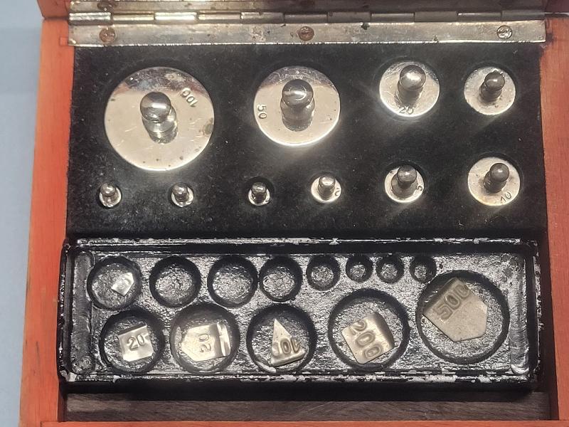 Coffret de 16 poids d'étalonnage antique / vintage de laboratoire 5mg à 100g_0