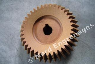 Pignon conique en céloron - 38 dents - module 2.5 - diamètre extérieur 99.40 - angle primitif 28°09'22''_0