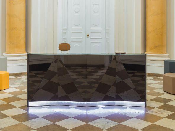 Banque d'accueil design façade en verre_0