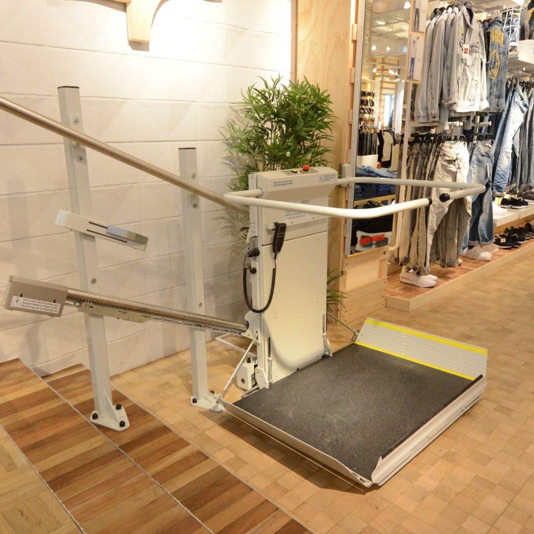 Plateforme élévatrice oblique pour personne élévatrice sur escalier droit - LEHNER Delta_0