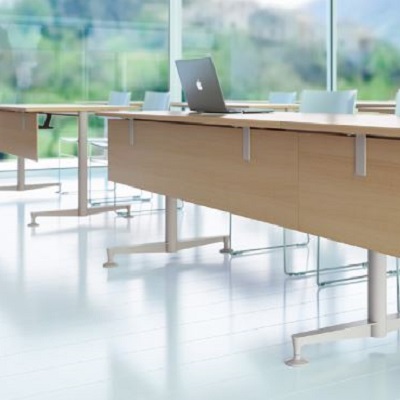 Table de réunion alignée Clen - voile de fond suspendu - piétement central en base U inversée_0