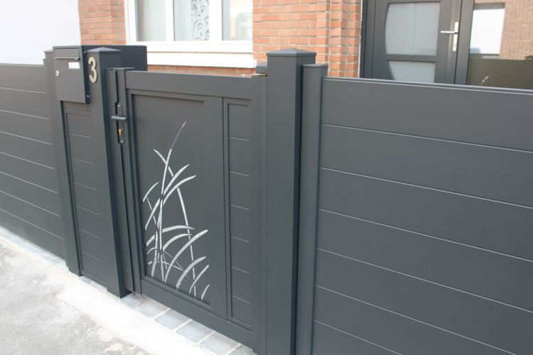 Portillon en aluminium Hecena - Artois avec lames pleines et motif découpe laser Graminex_0