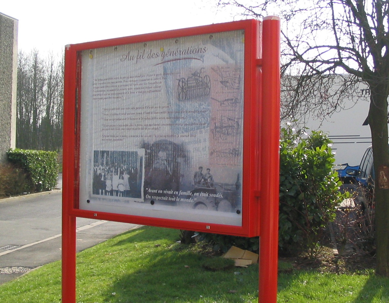 Vitrine  d'affichage extérieure sur pieds_0