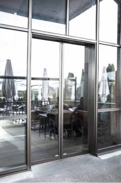 Système de porte coulissante écologique et économe en énergie