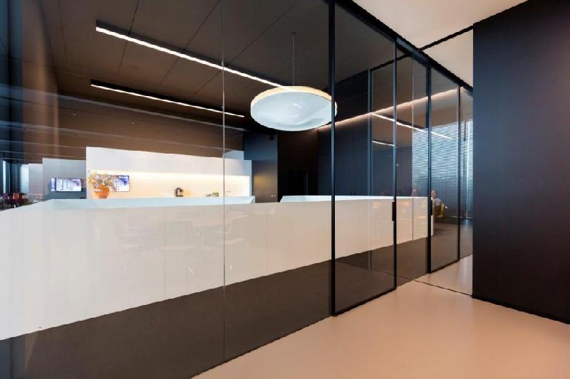 Système de porte et cloison G70 avec vitrage à hauteur de plafond et porte coulissante DS_0