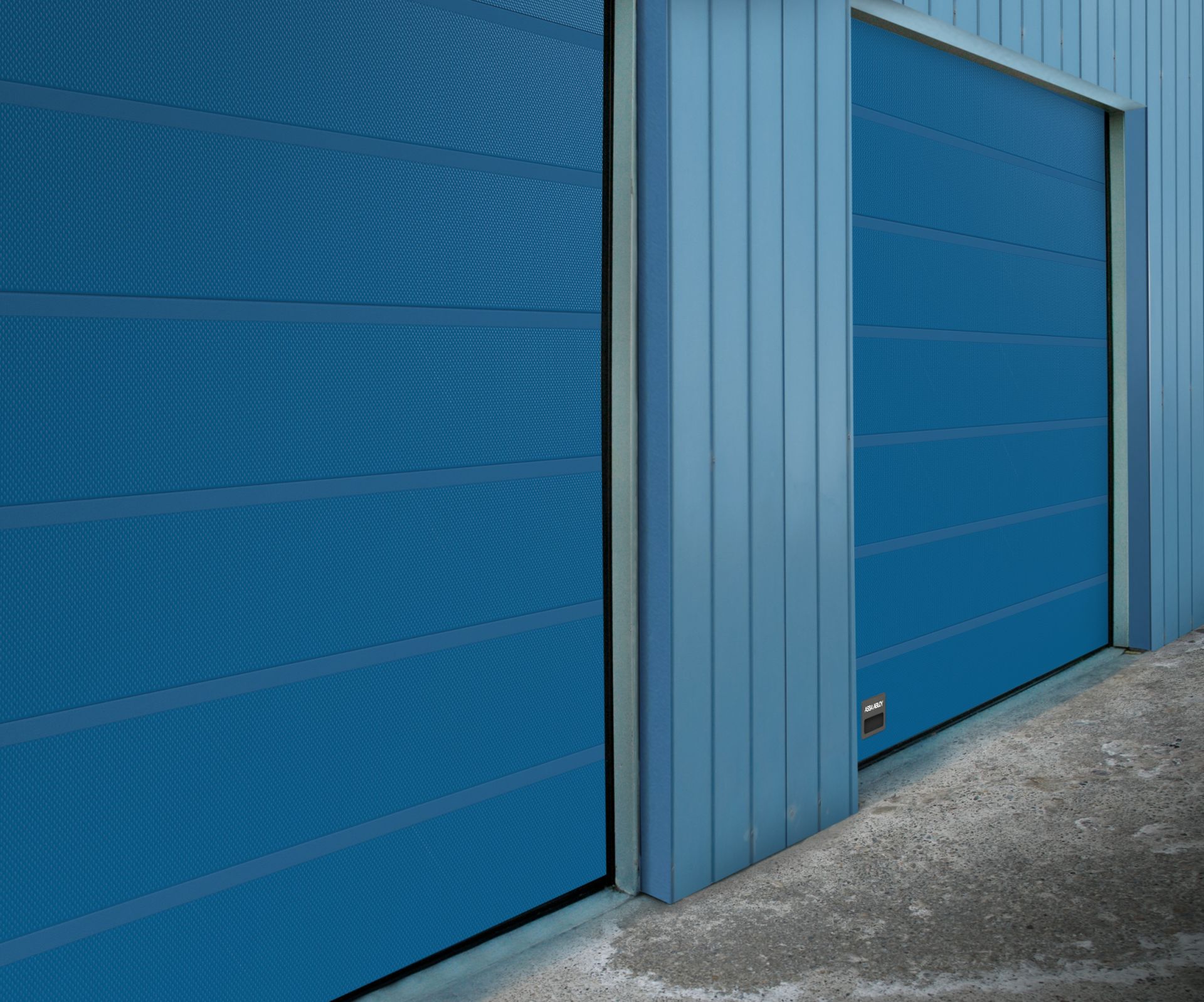 Porte sectionnelle industrielle isolée et éco-énergétique, conçue avec 82 mm d'isolant - ASSA ABLOY OH1082P_0