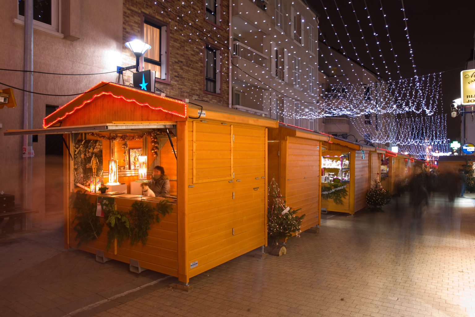 Chalet en bois pliable de 3 mètres de façade pour marchés de Noël  ou galeries marchandes_0