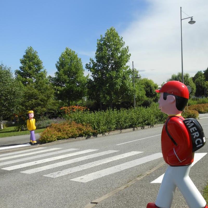 Figurine géante de signalisation pour école - Arthur en fibre de verre résistant, avec bandes auto-réfléchissantes_0