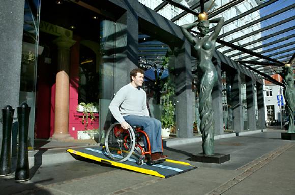 Rampe amovible Bliss - accès frontal avec poignée ergonomique, surface antidérapante, capacité 300 kg_0
