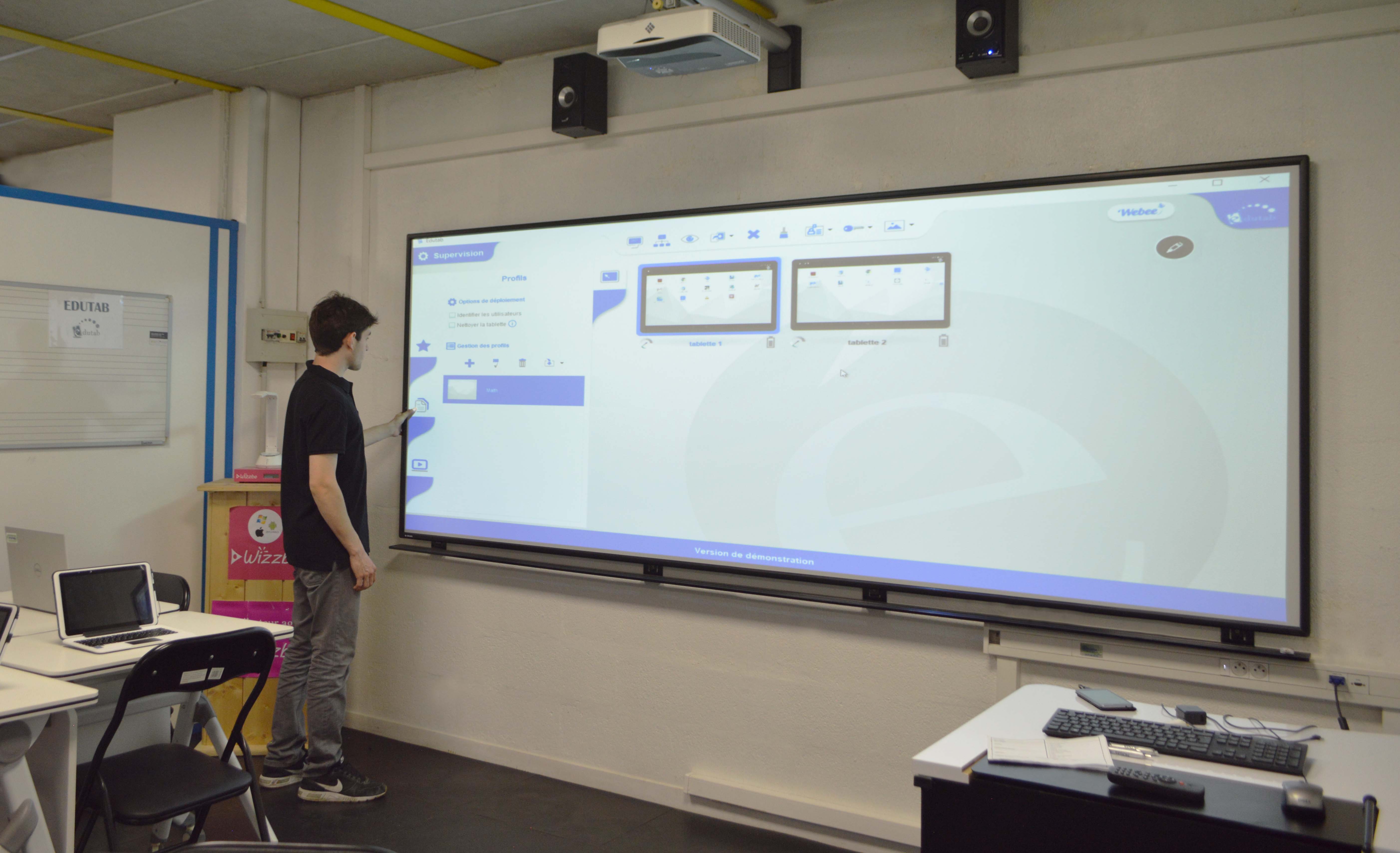 Tableau grande dimension et vidéoprojecteur interactif