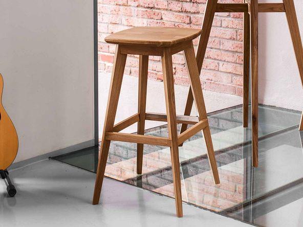 Tabouret haut Willy avec pied bois massif équipé d'un repose-pieds et assise tapissée en option_0