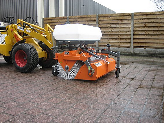 Balayeuse avec cuve collectrice KM 250 - Knikmops Rollmops - transmission hydraulique et brosse en polypropylène_0