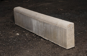Bordure P1 - Ep 8 cm - HT 20 cm - LG 1 m - 50/pal - Disponible à Lille_0